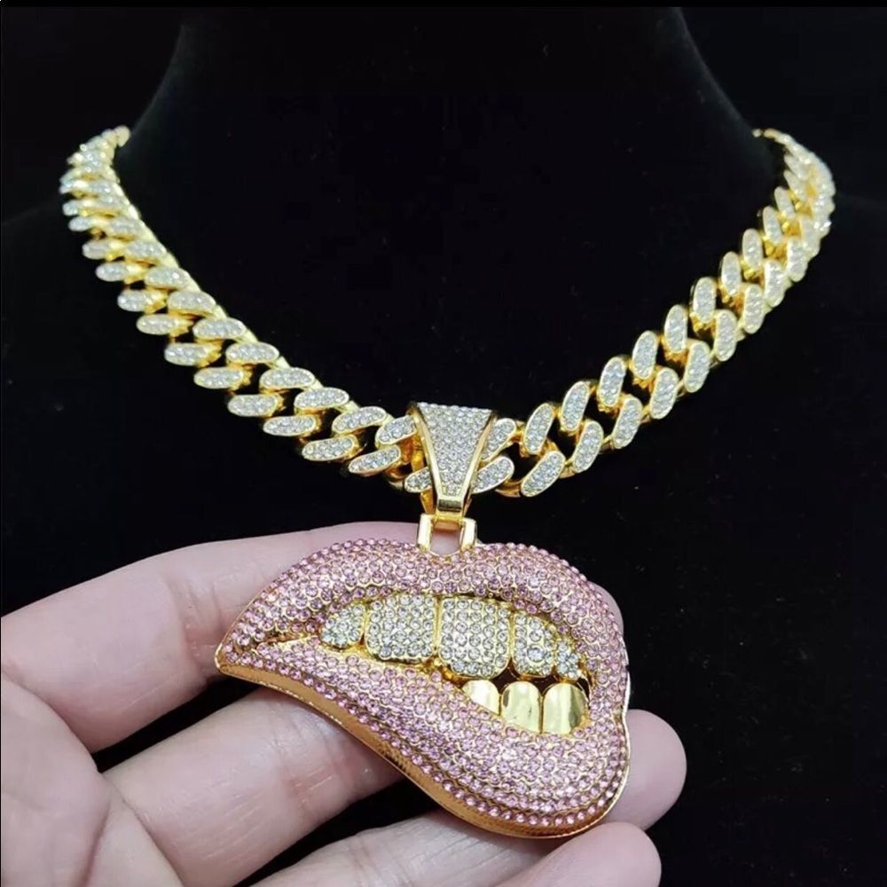 Bite Lip Necklace - Picture 4 of 8